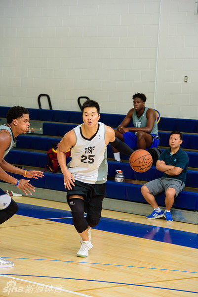 孟铎持球强行突破，面对防守球员的贴身干扰，他咬紧牙关，肌肉线条紧绷展现出极强的核心力量。