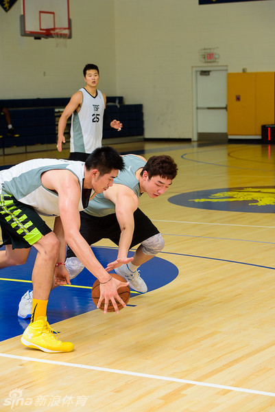 训练结束后，双方球员在中圈附近互相致意，体现了篮球超越对抗的体育精神与友谊。