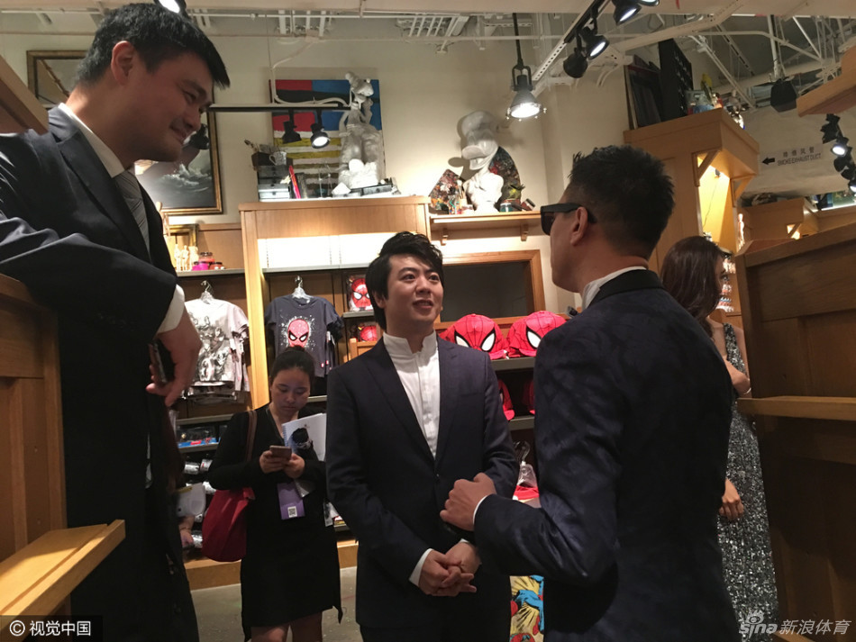 张靓颖身穿优雅连衣裙与姚明合影，她PS将自己变成巨人，实现比姚明还高的梦想