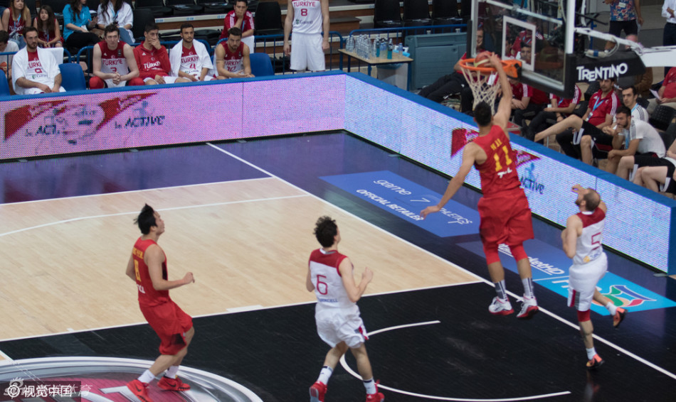 易建联高高跃起，双手将球砸进篮筐，身旁的土耳其防守球员只能望球兴叹，这记势大力沉的暴扣点燃了全场