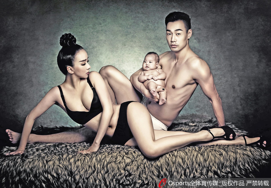 姚明与女儿姚沁蕾在场边观战，小沁蕾专注地看着球场，虽然年纪尚小但身高已经十分出众，眉眼间像极了父亲姚明。