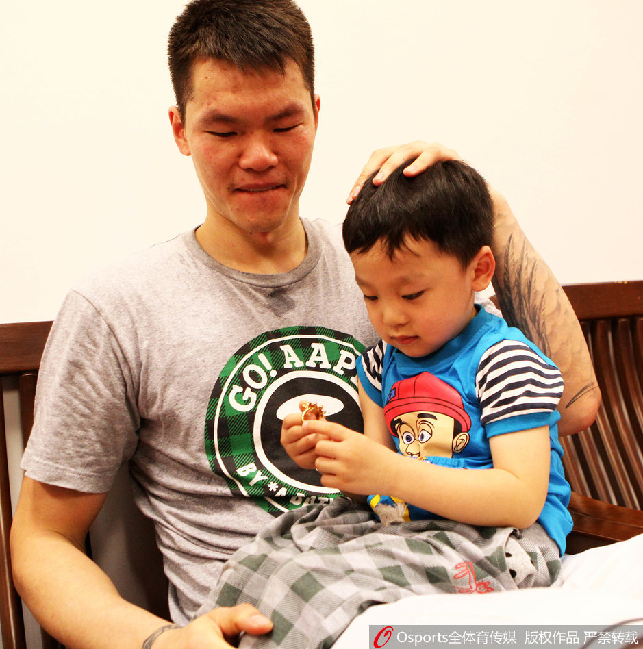 阿的江的女儿阿迪娜青春靓丽，身穿休闲装，身高腿长，气质出众，五官精致如同明星，完美继承了父母的高颜值。