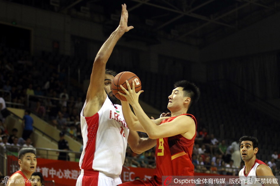 李京龙持球强行突破，直杀禁区迎着伊朗队的补防起飞上篮，身体在空中完全舒展，展现出一往无前的进攻决心。