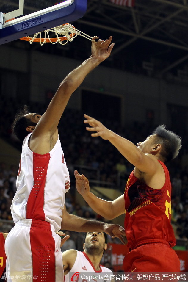 吴前接球后迅速转身发动快攻，如一支出膛的炮弹般快速推进越过中线，伊朗队防守球员只能在他身后紧追不舍。