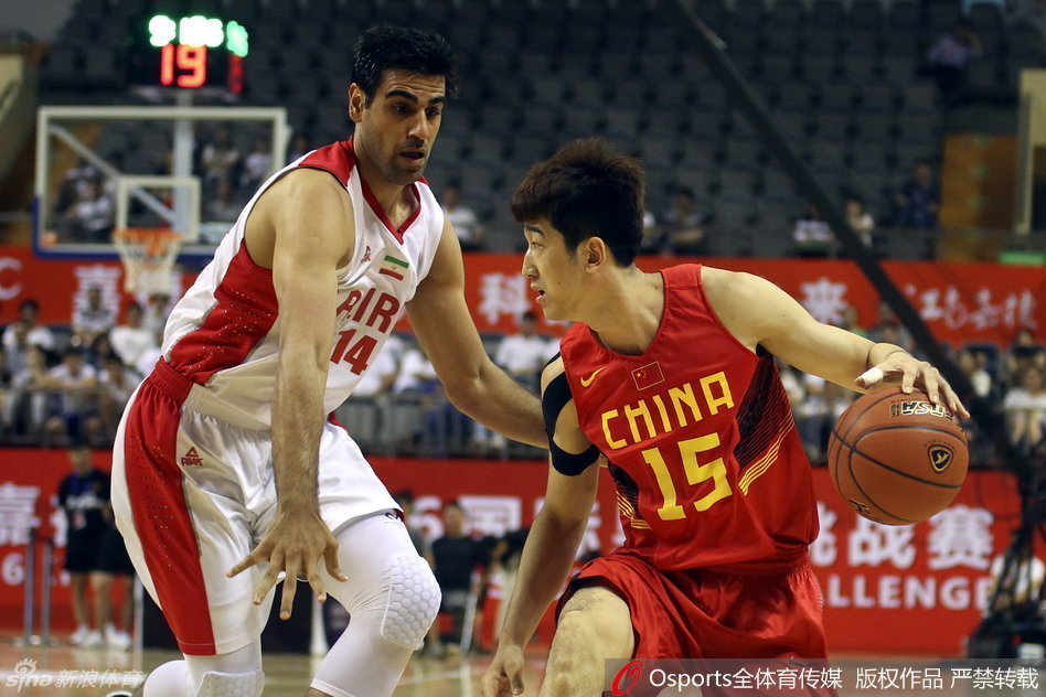 方硕在外线持球组织进攻，他眼神犀利地观察着队友的跑位，同时利用连续的胯下运球调动着伊朗队的防守阵型。