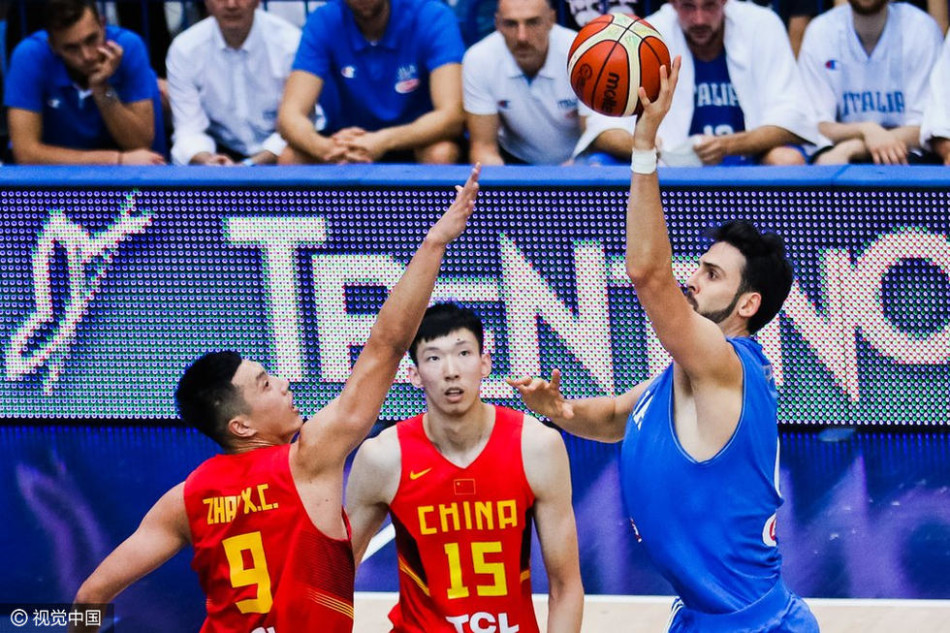 周琦在比赛中试图封盖意大利球员的投篮，尽管他送出过精彩封盖，但面对强硬对抗，全场仅得6分的他显得有些挣扎。