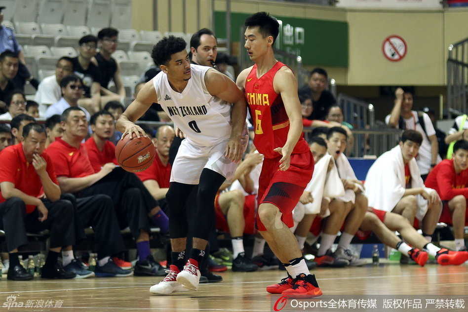 崔晋铭像一张网一样贴防新西兰后卫，他的手臂积极探出干扰传球路线，脚下的滑步迅速而扎实，防守动作充满了侵略性。