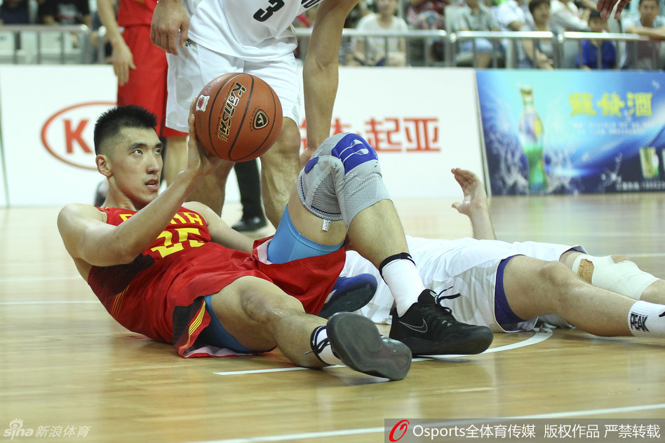 陶汉林在内线奋力跃起，在与新西兰高大中锋的肌肉碰撞中强行摘下一个前场篮板，他的眼神专注而坚决，全身肌肉线条在对抗中紧绷。