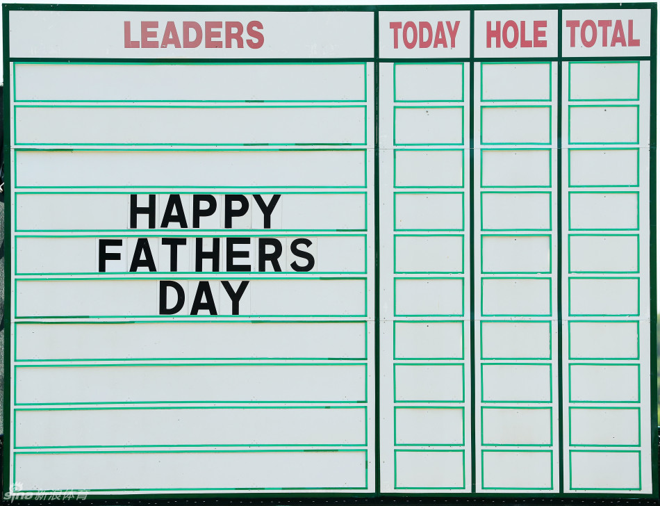 乔丹·斯皮思在暴雨侵袭的奥克芒果岭上，正专注地审视线路，期待在艰难条件下创造逆转奇迹。