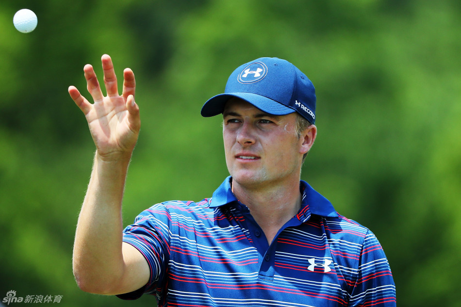 达斯汀·约翰逊在果岭边沉稳观察，志在完成从去年心碎崩溃到今年荣耀加冕的终极逆袭。