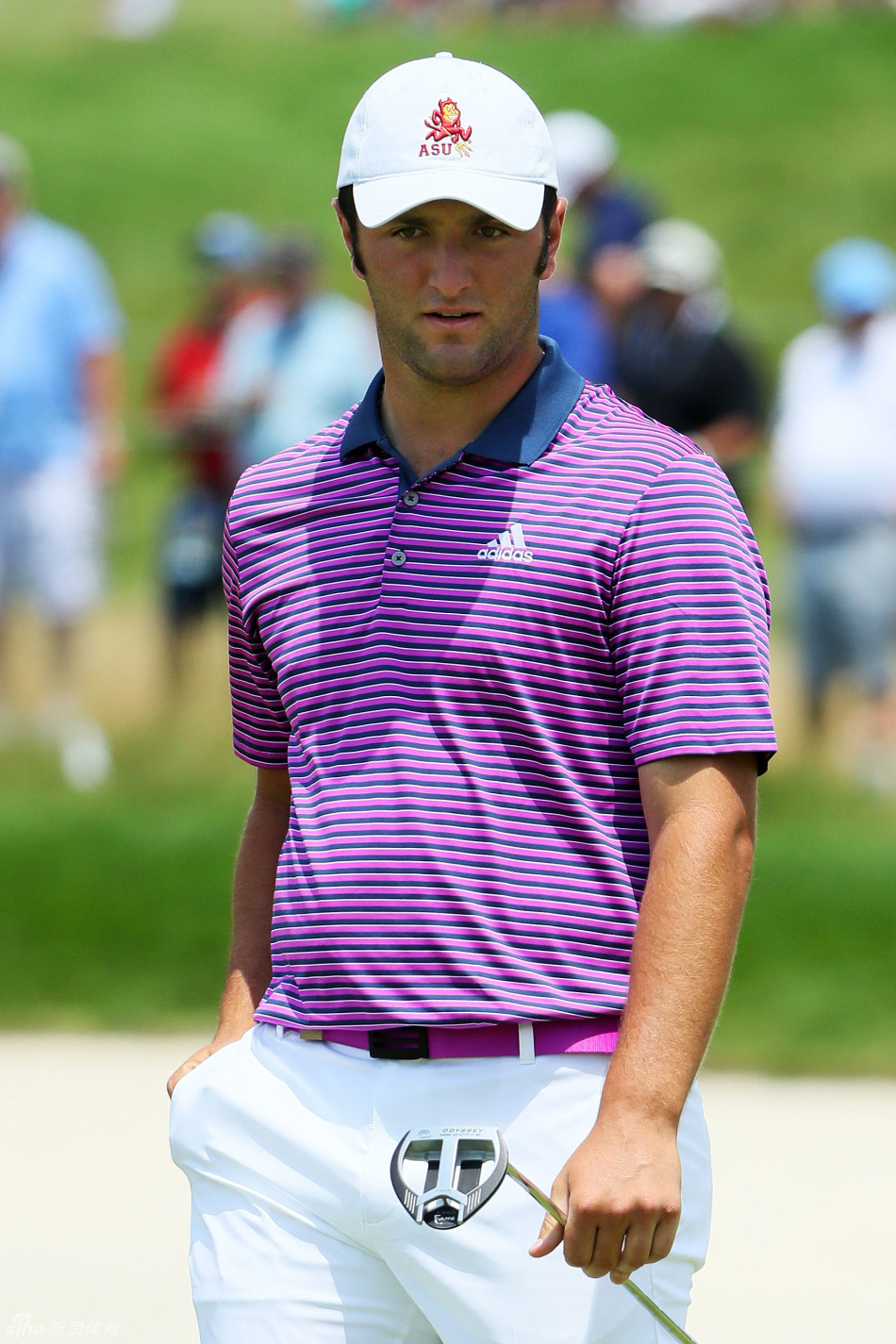 一位戴着眼镜、气定神闲的年轻业余球手琼·拉姆在比赛中，他作为唯一晋级的业余选手展现了超凡潜力。