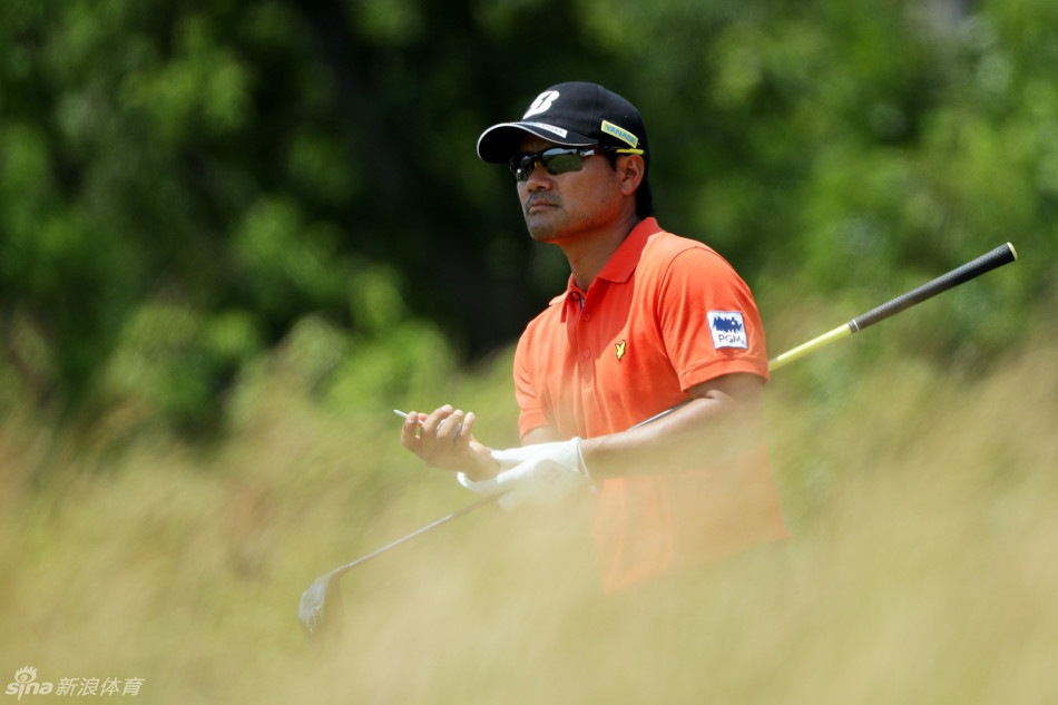 肖恩·劳瑞面对奥克芒魔鬼般的果岭，一次推杆失之毫厘，脸上写满了无奈与惋惜。