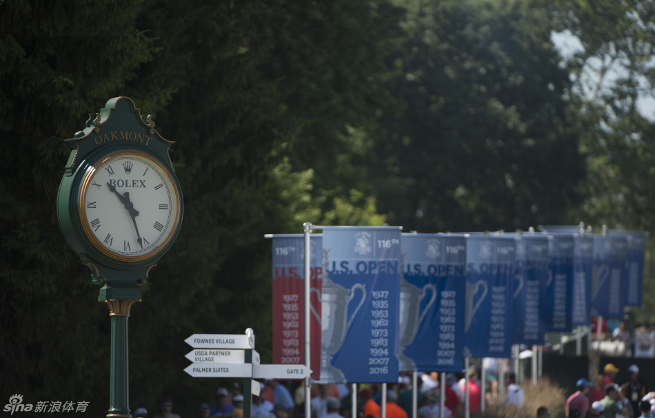 马修·菲茨帕特里克在狭窄球道上精准开球，年轻面孔在古老球场展现着高尔夫运动的传承与未来。