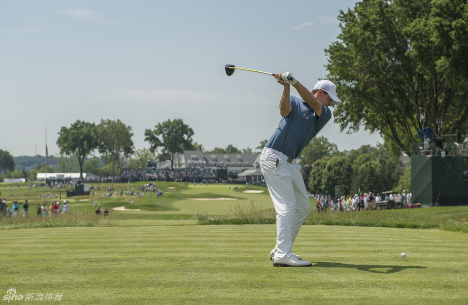 乔丹·斯皮思在奥克芒标志性的‘教堂长椅’沙坑中审慎救球，沙坑的木质隔断如同管风琴，衬托出美国公开赛的严峻考验。