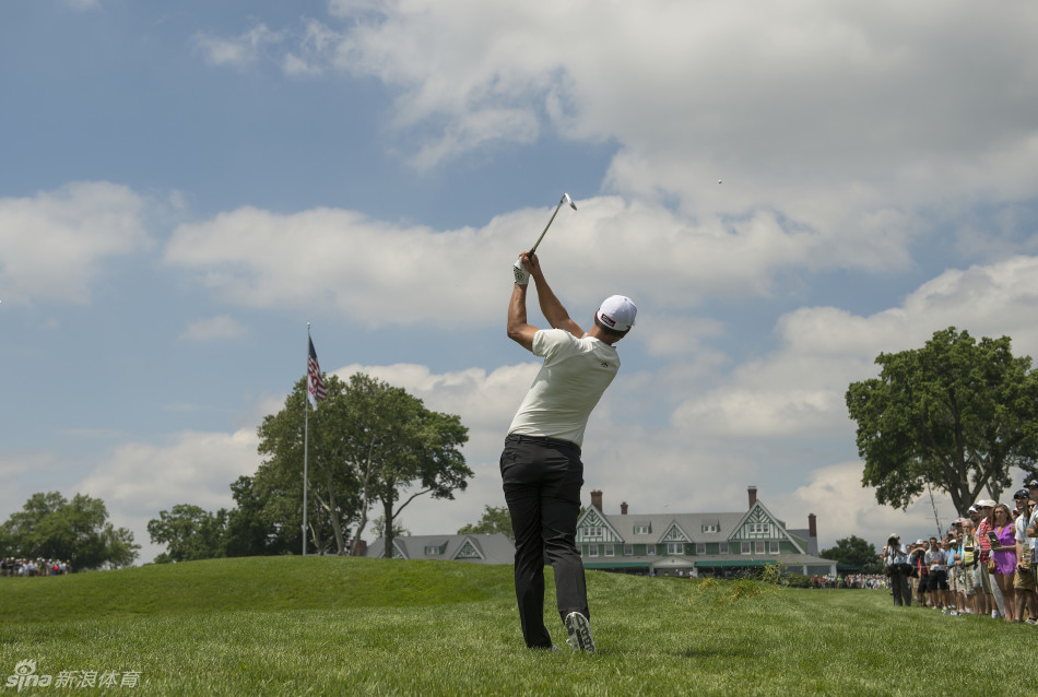布鲁克斯·科普卡与教练在沙坑中进行赛前特训，沙坑边缘的陡峭轮廓预示着奥克芒无处不在的惩罚性设计。