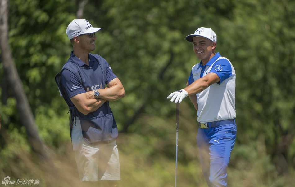 决赛轮紧张时刻，球员与裁判围在果岭边讨论规则，背景中的记分牌和观众凝固了美国公开赛历史上最具争议性的瞬间之一。