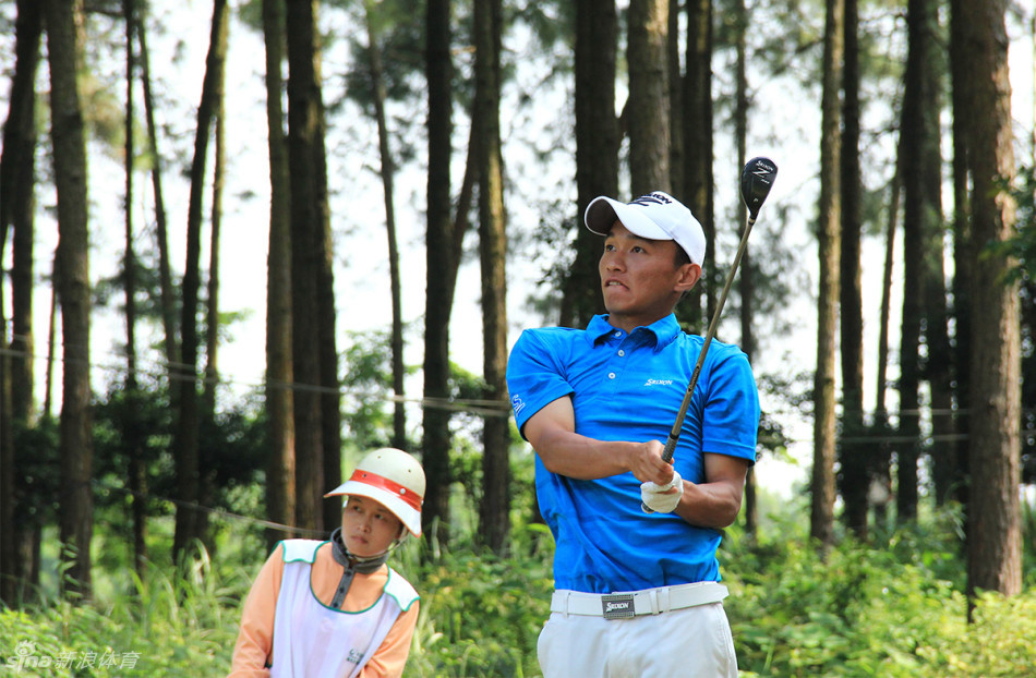 钟成恩在决赛轮中挥杆，神情专注，目光坚定地望向球道远方