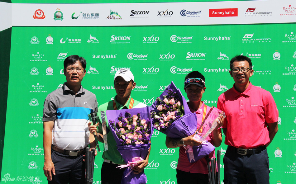 尹曦晨在果岭边优雅切杆，身姿挺拔，展现了精湛的短杆技术