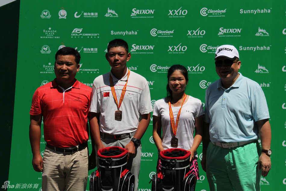 颁奖仪式上，钟成恩与尹曦晨并肩而立，共同高举冠军奖杯，笑容灿烂