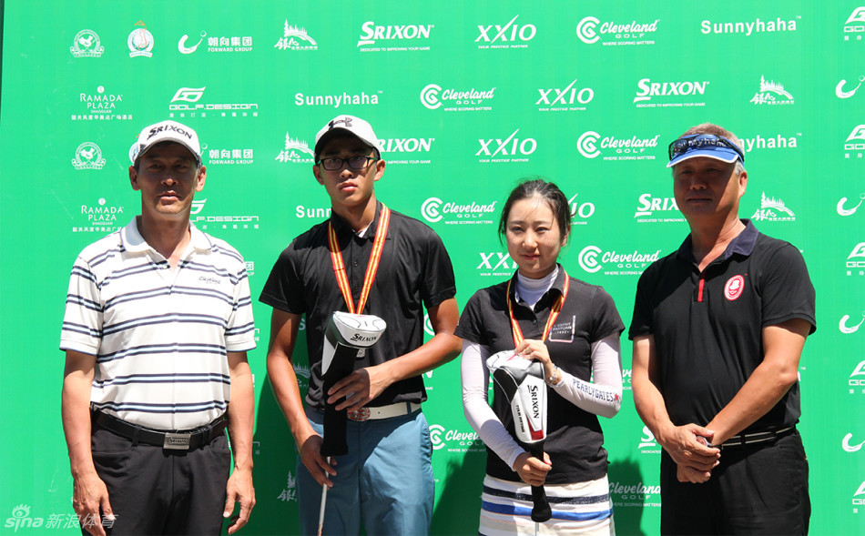 亚军组合张育侨与张芸杰在领奖台上接受祝贺，风度翩翩