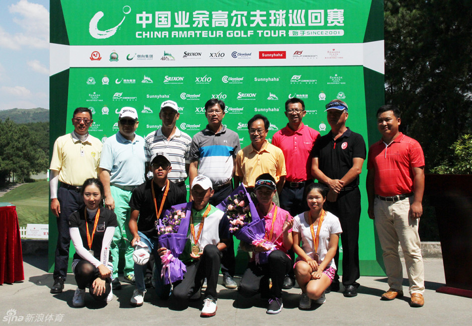 季军谢千童与王梅杏在赛场边交流，神情轻松，共享竞技乐趣