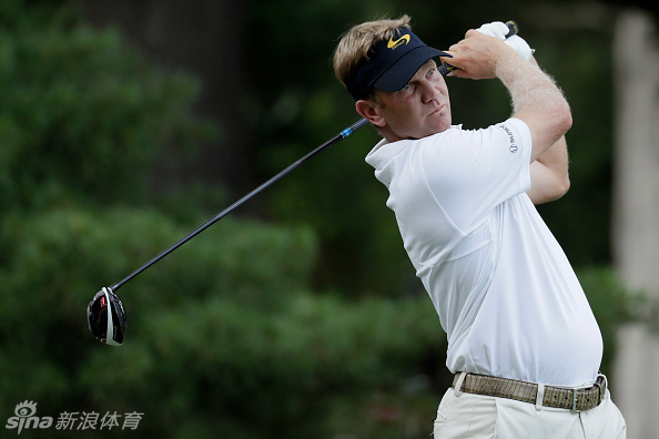 斯迈利-考夫曼在比赛中露出灿烂笑容,阳光洒在他脸上,完美捕捉了高尔夫运动带来的纯粹快乐与竞技友谊。