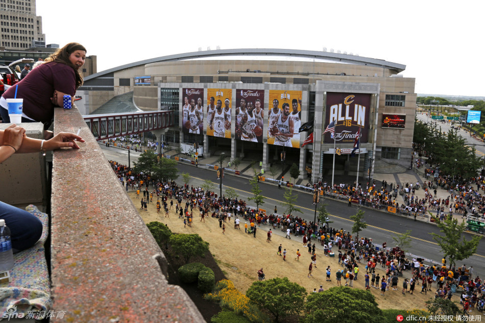 骑士球迷聚集狂野助威夺冠游行 -- 佛山E家|佛山