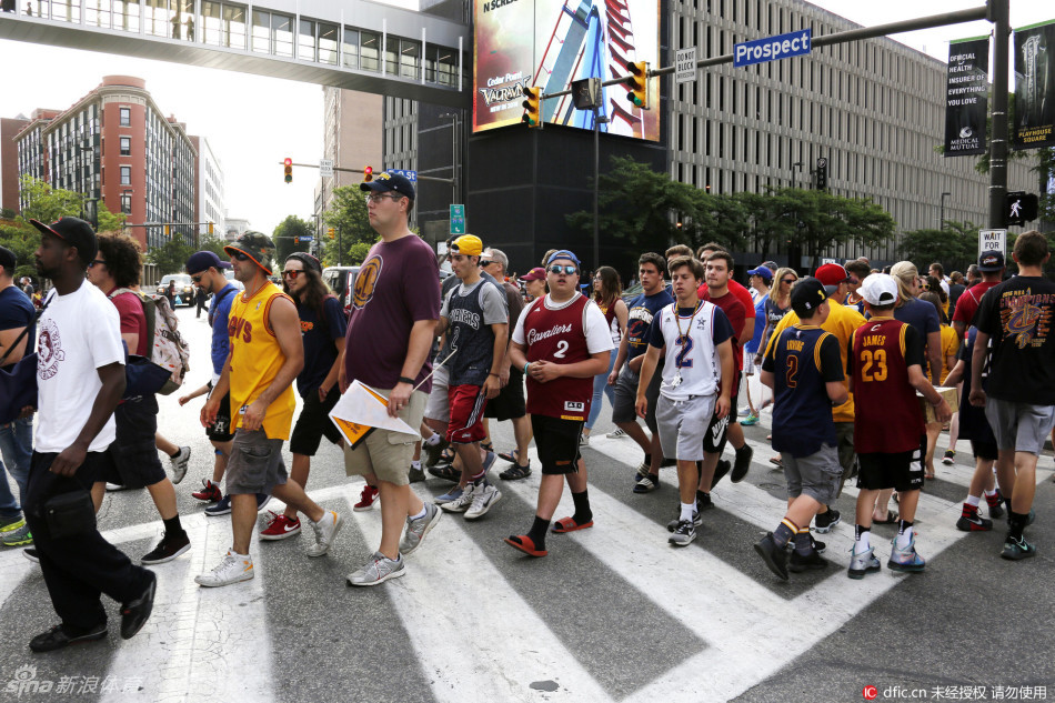 骑士球迷聚集狂野助威夺冠游行 -- 佛山E家|佛山
