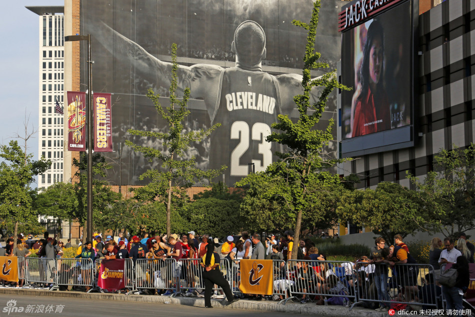 骑士球迷聚集狂野助威夺冠游行 -- 佛山E家|佛山