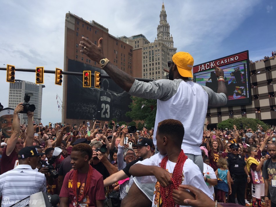 詹姆斯 骑士 克利夫兰 詹皇夺冠游行动情演讲_