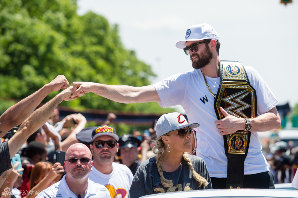 詹姆斯 骑士 克利夫兰 詹皇夺冠游行动情演讲_