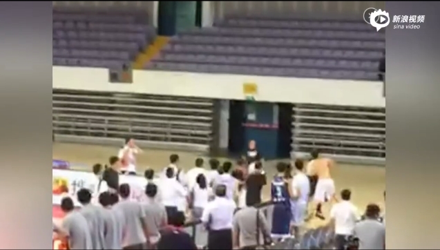 比赛刚刚结束，场上气氛便已剑拔弩张，一名身着便衣的工作人员情绪失控，从场边直冲向毫无防备的主裁判李学军，瞬间点燃了冲突的导火索。