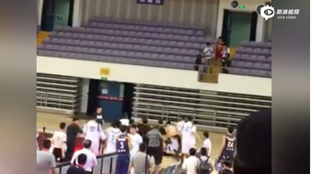 身穿16号球衣的球员王慧明彻底失去理智，他攥紧拳头，用尽全身力气挥向手无寸铁的主裁判，这一拳不仅击倒了裁判，更击碎了赛场的秩序与尊严。