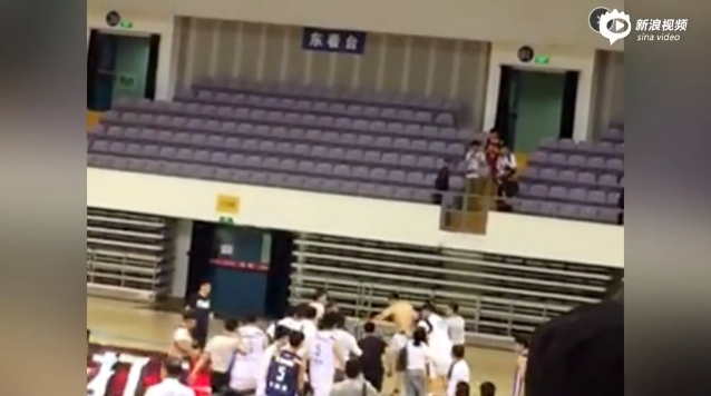 突发的暴力事件让整个赛场陷入混乱，身穿深色衣服的安保人员匆忙跑来试图阻止暴行，但失控的球员早已将理智抛诸脑后，现场局面一度难以控制。