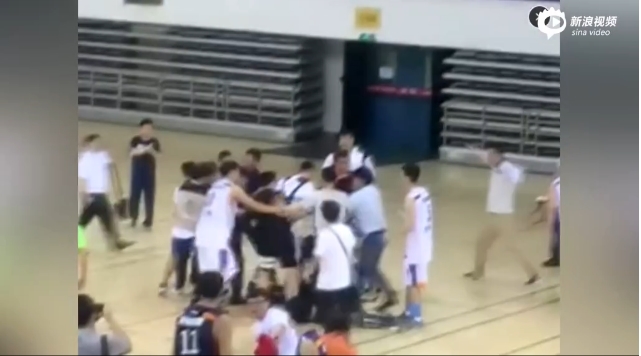 暴力事件过后，现场留下的是无尽的混乱与思考，几名身着制服的人员正围绕在被打裁判身边，试图了解情况并提供帮助，空气中弥漫着紧张与凝重的气氛。