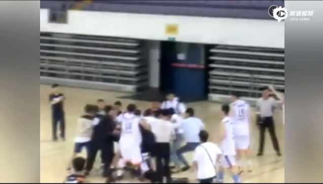 场边的球迷们纷纷起身，目光聚焦在混乱的中心，有人惊讶地张大了嘴巴，有人举起手机拍摄，他们见证了自己球队主场最不愿看到的一幕——失控的暴力与竞技精神的沦丧。