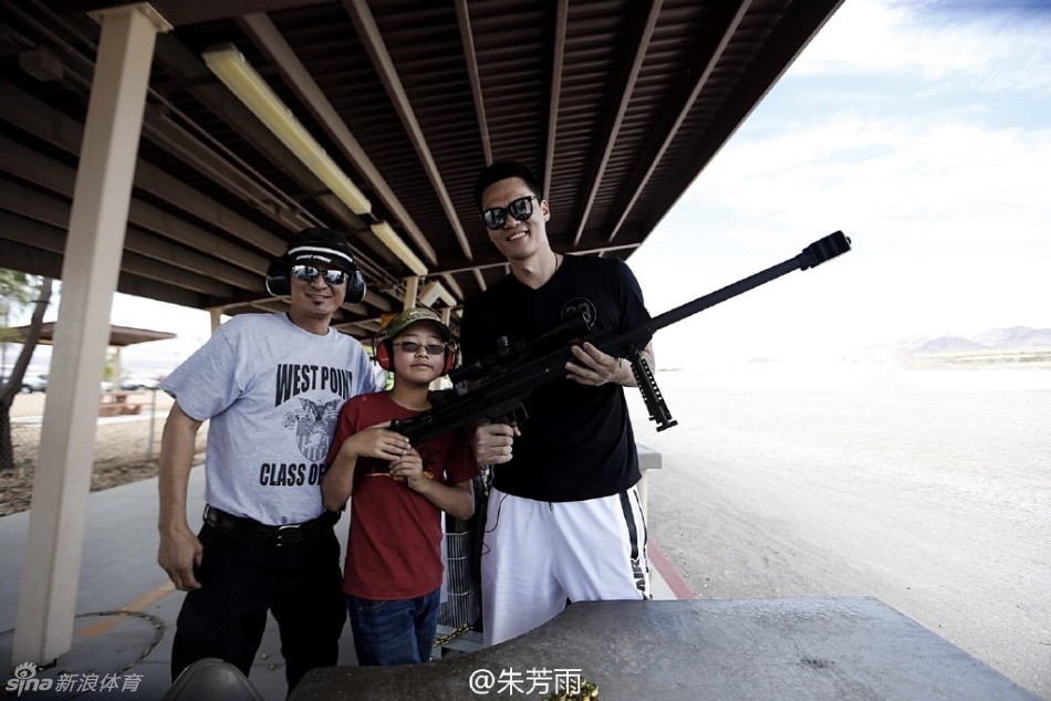 朱芳雨将枪托稳稳抵在肩窝，右手扣住扳机，头部微微侧倾，用标准的瞄准姿势透过瞄准镜锁定目标，脸上洋溢着一丝略带兴奋的专注。