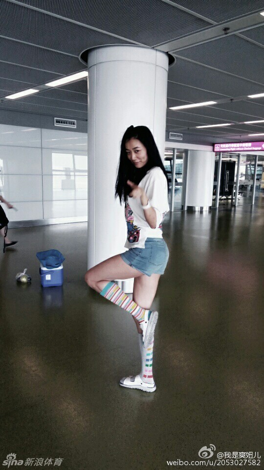 镜头拉远，赵爽在开阔的草坪上轻松漫步，一身休闲装束难掩那双笔直修长的逆天美腿，步伐轻盈得仿佛要飞起来，尽显运动员独有的健康力量之美。