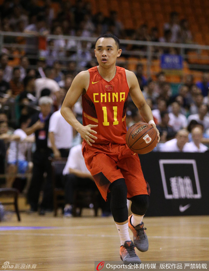 训练馆内，胡金秋在内线卡住位置，接到传球后毫不犹豫地转身跳投，眼神专注地盯着篮筐，整个动作一气呵成。