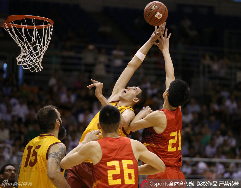 杨林祎在场上暂时没有参与进攻，他放低重心，双手张开，眼睛紧紧盯着持球人和场上局势，正在冷静地观察和判断。