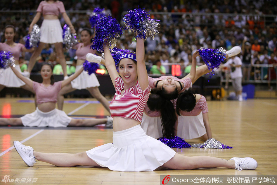 即使是一个眼神的交汇，也传递着自信与热情，她们的笑容有着穿透镜头、感染每一位观众的魔力。