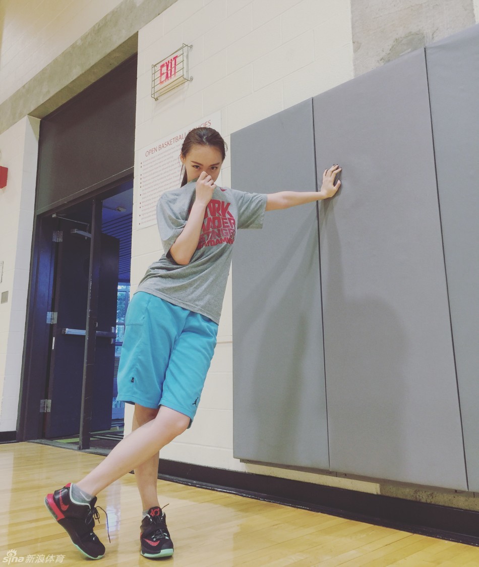 眼神专注而坚定，汗水顺着脸颊滑落，这位留学生正在酝酿一次势不可挡的突破。