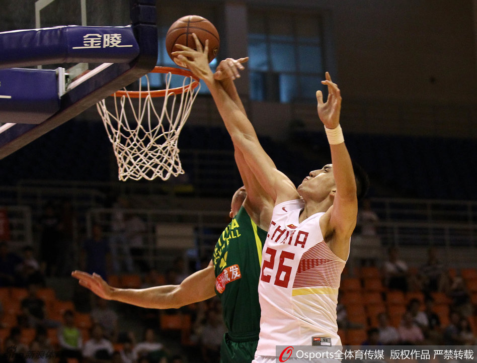 左朕年与对方球员同时起跳，手臂交缠在一起，篮球在指尖被点起，拼抢的激烈程度让人窒息。
