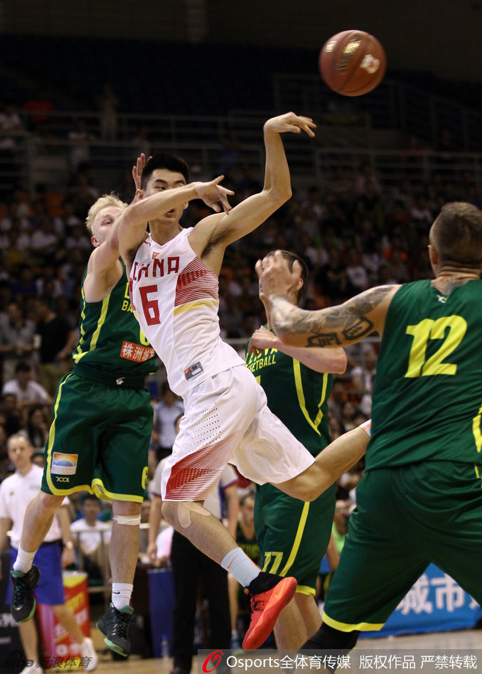 吴前运球快速推进，眼神余光扫视队友位置，对手拼命伸手干扰却始终无法断下皮球。