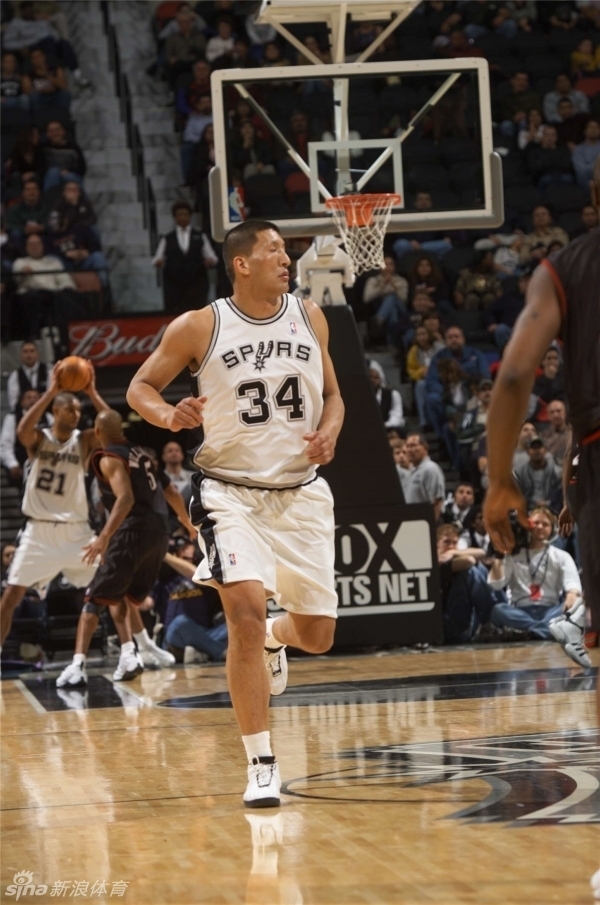 经典的姚易对决瞬间，两位中国长城在NBA赛场相遇，承载了无数中国球迷的骄傲与目光