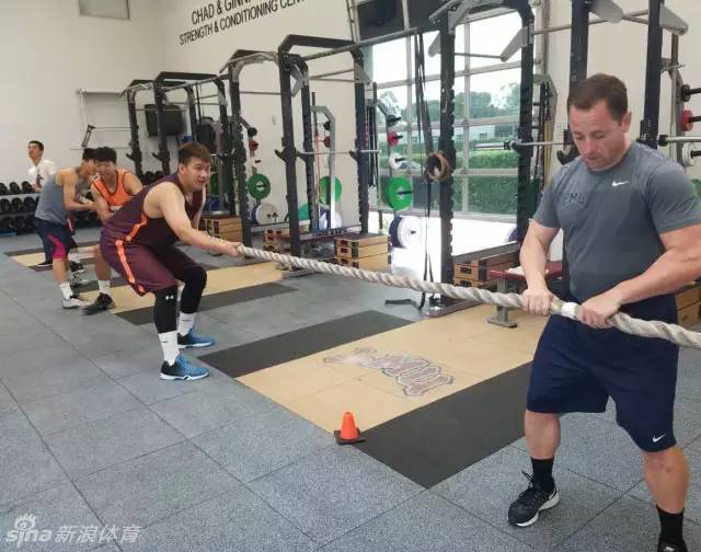 训练间隙，一场别开生面的拔河比赛点燃了全队的激情，大家紧握绳子，齐声呐喊，将团队的力量凝聚成一股绳。