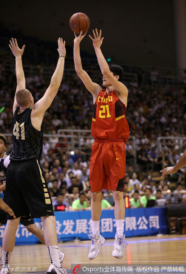 刘晓宇如闪电般摆脱防守，飞身跃起上篮，在空中对抗后依然保持身体平衡，将球稳稳送入篮筐，用个人能力撕开对手铁桶阵。