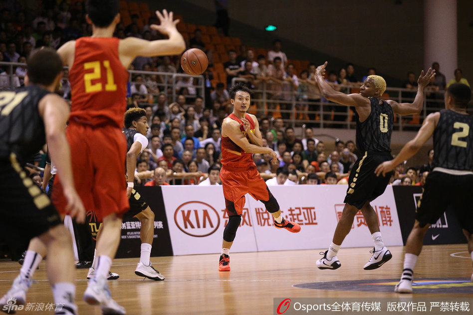 场上形势焦灼，刘晓宇在进攻受阻后无奈地直挠头，但从他的眼神中看不到丝毫气馁，而是在积极寻找破解防守的良策。