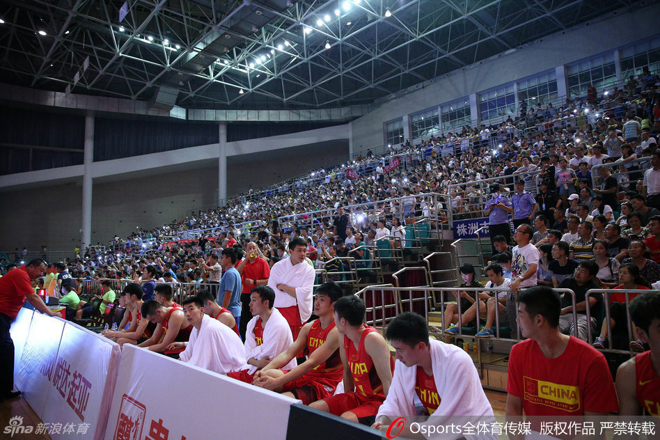 球员们趁着停电间隙走回替补席，有的用毛巾擦汗，有的抬头望着漆黑的穹顶，似乎在思考这突如其来的暂停会如何改变比赛走向。