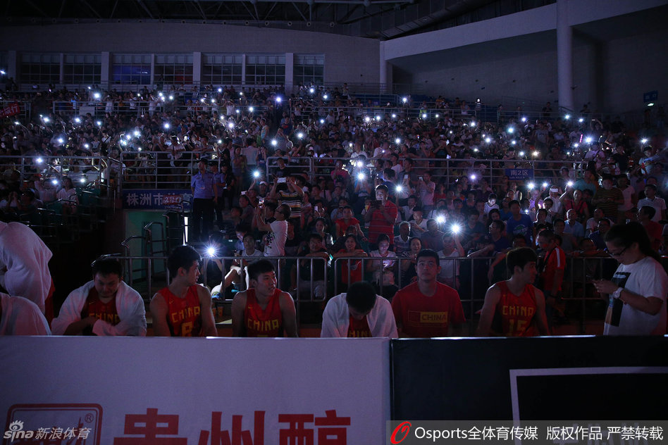 看台上连成一片的手机闪光灯，像是被魔法点亮的星海，球迷们面带微笑，用自己小小的光源为心爱的球队撑起了一片光明。